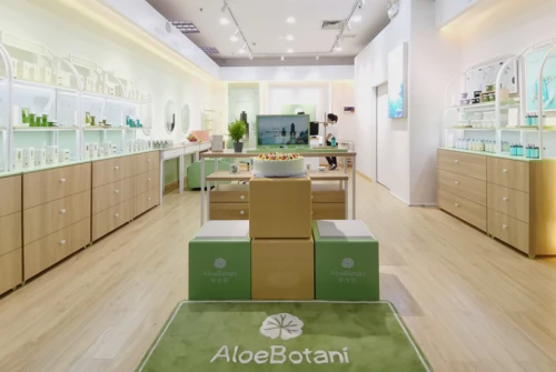 甄选全球珍贵养肤成分 牵手植迷荟语 值得信赖 养出年轻肌肤